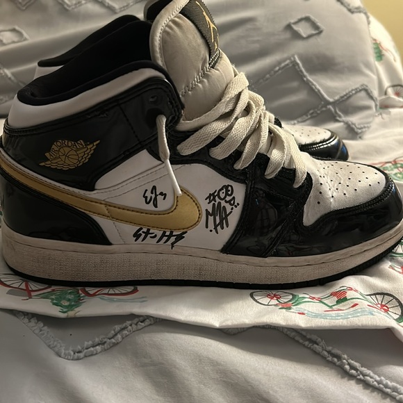 Jordan 1 Mid Signed by the Savannah Bananas Size 7 - Picture 2 of 4